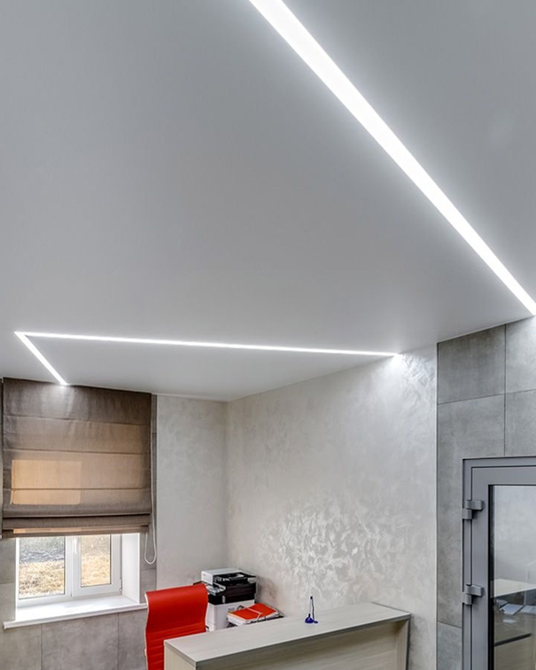 Apínaný Strop S Led Osvětlením V Moderní Kanceláři – Minimalistický Design A Nepřímé Osvětlení