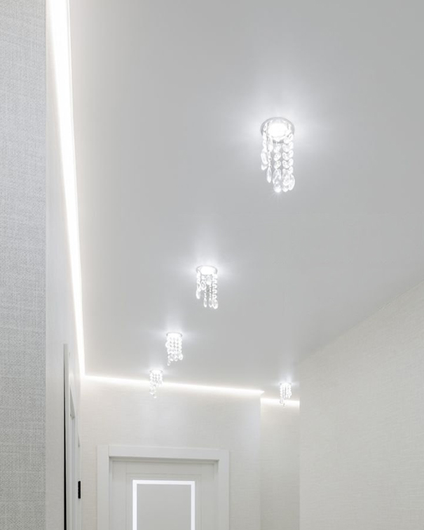 Napínaný Strop S Led Podsvícením A Křišťálovými Bodovými Svítidly V Chodbě