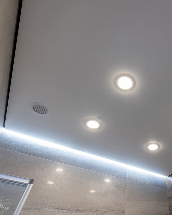 Napínaný Strop S Led Podsvícením A Křišťálovými Bodovými Svítidly V Chodbě