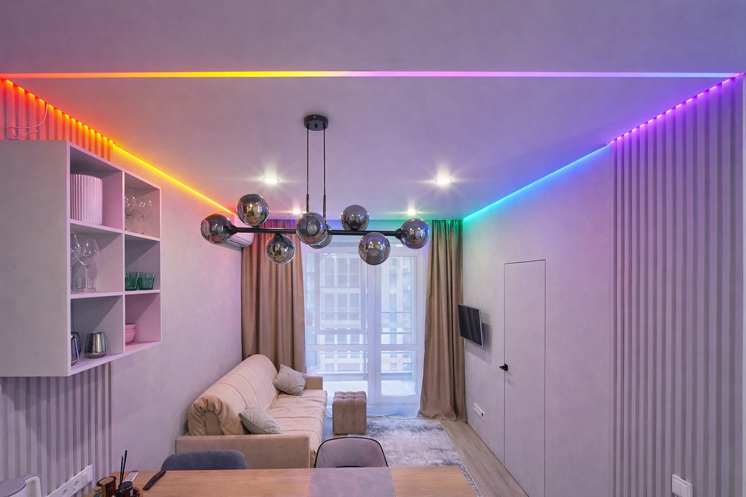 Napinany-Strop-Rgb-Led-Technologie-Obvodove-Barevne-Svetlo-Moderni-Obyvaci-Pokoj